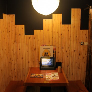 Torikizoku Shinjuku Kuyakusho-dori (Tokyo), table du restaurant