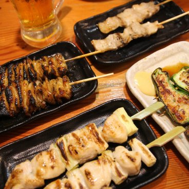 Torikizoku Shinjuku Kuyakusho-dori (Tokyo), assortiment de brochettes Yakitori, fèves Edamame et bière japonaise 2