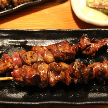 Torikizoku Shinjuku Kuyakusho-dori (Tokyo), brochettes de foie de poulet sauce Tare