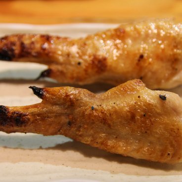 Torikizoku Shinjuku Kuyakusho-dori (Tokyo), brochettes d'ailes de poulet au sel