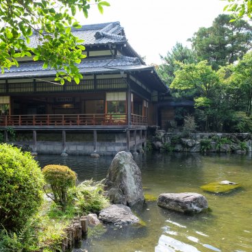 Parc Yusentei (Fukuoka), vue sur le bâtiment principal depuis le jardin