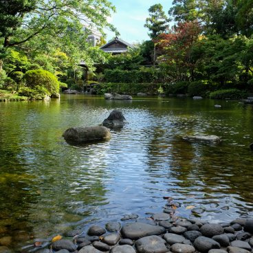 Parc Yusentei (Fukuoka), vue sur le plan d'eau du jardin en été 2