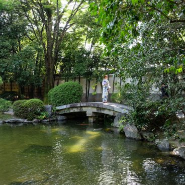 Parc Yusentei (Fukuoka), vue sur un petit pont en pierre au-dessus du plan d'eau