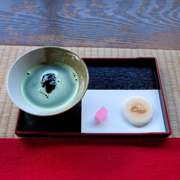 Parc Yusentei (Fukuoka), dégustation de thé Matcha froid et pâtisseries en été