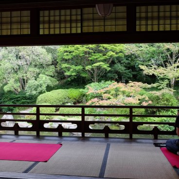Parc Yusentei (Fukuoka), vue sur la grande salle Ohiroma et le jardin en été