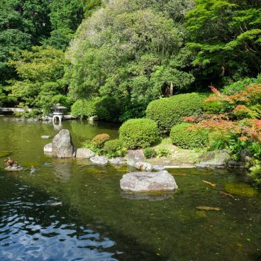 Parc Yusentei (Fukuoka), vue sur le plan d'eau du jardin en été