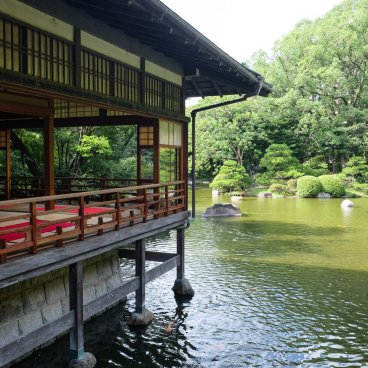 Parc Yusentei (Fukuoka), vue sur le grand salon de thé et l'étang du jardin