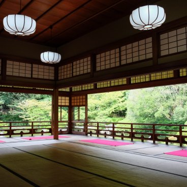 Parc Yusentei (Fukuoka), vue sur la grande salle Ohiroma et le jardin en été 2