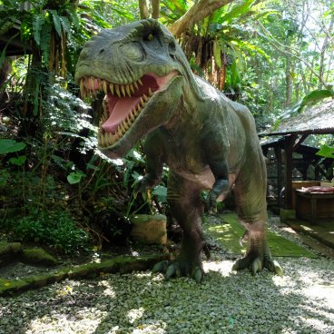 Dino Park (Nago, Okinawa), tyrannosaure dans le parc 2
