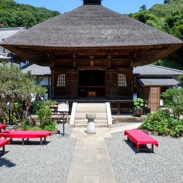 Engaku-ji (Kamakura), pavillon Kaikibyo et bancs pour le thé