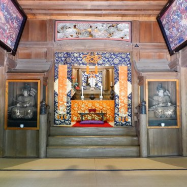 Engaku-ji (Kamakura), vue sur l'intérieur du pavillon Benten-do