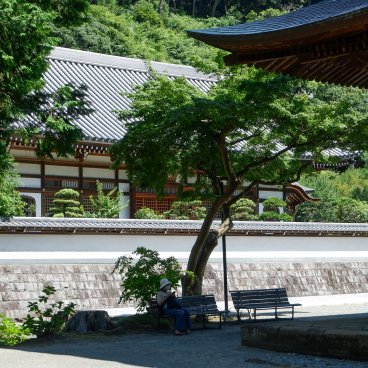 Engaku-ji (Kamakura), banc à l'ombre en été au pied de la porte Sanmon du temple