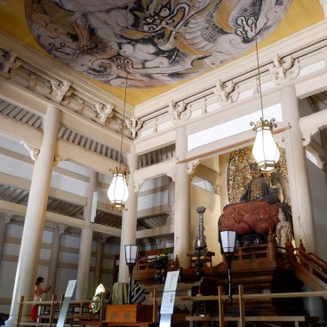 Engaku-ji (Kamakura), hall du Butsuden avec statue de Bouddha Hokan Shaka Nyorai