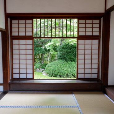 Genko-an (Kyoto), fenêtre carrée avec vue sur les érables verts en été 