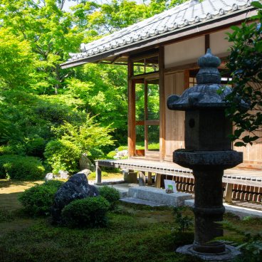 Genko-an (Kyoto), vue extérieure sur le jardin japonais et l'un des pavillons du temple