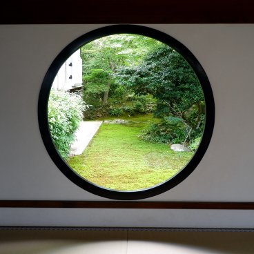 Genko-an (Kyoto), fenêtre ronde avec vue sur les érables verts en été 