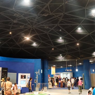 Musée des sciences d'Osaka, vue sur une salle d'exposition