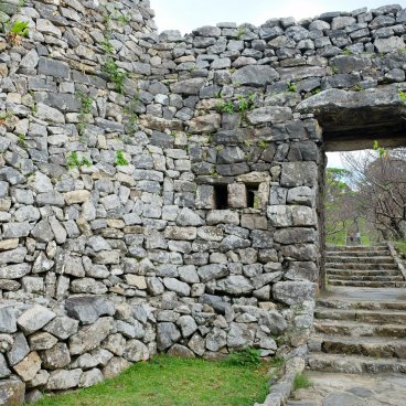 Château de Nakijin (Okinawa Honto), ancienne porte d'entrée principale Heiromon