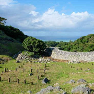 Château de Nakijin (Okinawa Honto), vue sur les vestiges archéologiques d'anciens pavillons