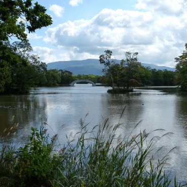 Parc d'Onuma (Hokkaido), vue sur le lac Onuma et le pont Ukishima-bashi