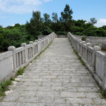 Mangrove de Shimajiri (Miyako-jima), pont de pierre de la promenade aménagée