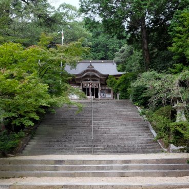 Niiyama-jinja (Kanzaki, Saga), escalier vers le pavillon principal du sanctuaire