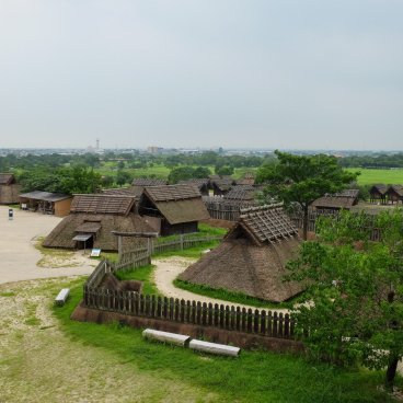 Site de Yoshinogari (Kanzaki, Saga), vue sur un village reconstitué de l’époque Yayoi