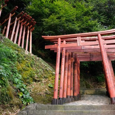 Yutoku Inari-jinja (Kashima, Saga), ascension via un tunnel de Torii rouges vers la zone Okunoin du sanctuaire