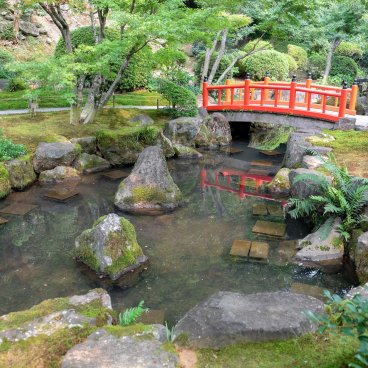Yutoku Inari-jinja (Kashima, Saga), petit pont rouge du jardin japonais