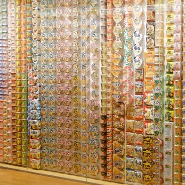 Cup Noodles Museum (Yokohama), exposition de l'évolution des emballages des nouilles instantanées depuis leur création 2