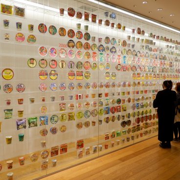 Cup Noodles Museum (Yokohama), exposition de l'évolution des emballages des nouilles instantanées depuis leur création