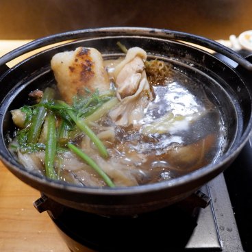 Honke Abeya (Akita), plat de Nabe Kiritanpo au poulet prêt à déguster