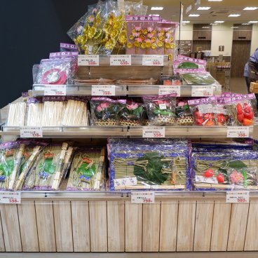 Vente d'articles traditionnels pour Obon au supermarché à Tokyo