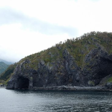  Shiretoko (Hokkaido), croisière depuis le port d’Utoro avec vue sur les falaises rocheuses du parc national
