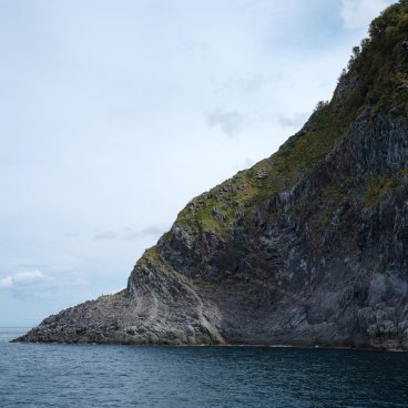  Shiretoko (Hokkaido), croisière depuis le port d’Utoro avec vue sur les falaises rocheuses du parc national 2