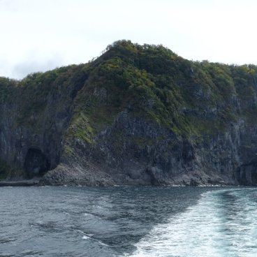  Shiretoko (Hokkaido), croisière depuis le port d’Utoro avec vue sur les falaises rocheuses du parc national 3