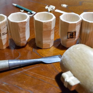 Inami (Nanto, Toyama), atelier de création d'un verre à saké en bois 
