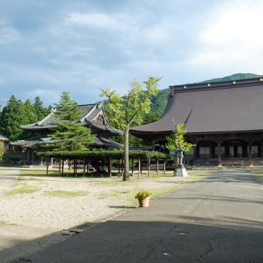 Inami (Nanto, Toyama), esplanade principale du temple Zuisen-ji