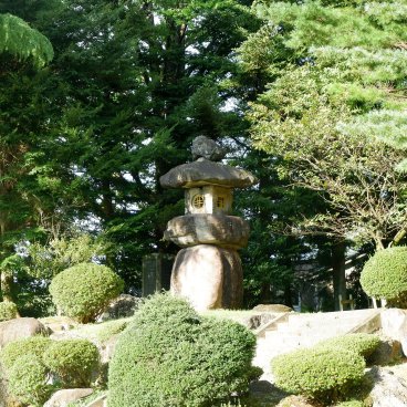 Inami (Nanto, Toyama), lanterne en pierre du temple Zuisen-ji