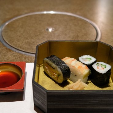 Kani Doraku Kyoto Honten (Kyoto), Bento avec Sushi et Maki au crabe
