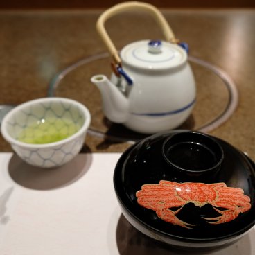 Kani Doraku Kyoto Honten (Kyoto), thé vert et vaisselle de table décorée d'un crabe