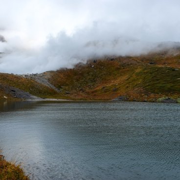 Daisetsuzan (Hokkaido), vue sur le lac Sugatami-ike et les fumerolles de Jigokudani