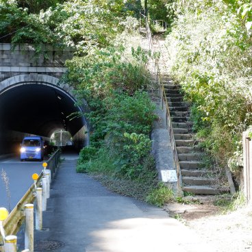 Randonnée Daibutsu (Kamakura), escalier au bord de la route 32 au début du sentier