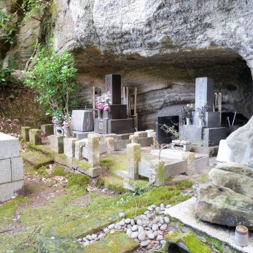 Randonnée Daibutsu (Kamakura), cimetière près du temple Jufuku-ji le long du sentier