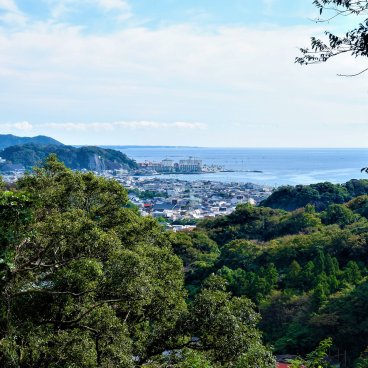Randonnée Daibutsu (Kamakura), vue sur la côté de Shonan avec Zushi en toile de fond