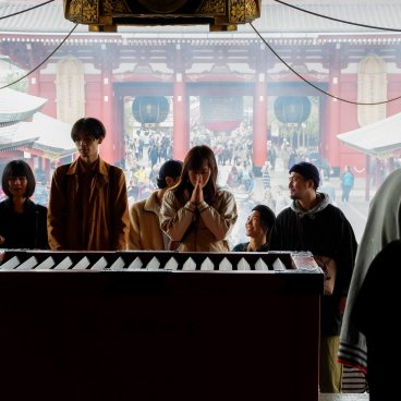 Senso-ji (Tokyo), fidèles en train de prier devant le pavillon bouddhiste