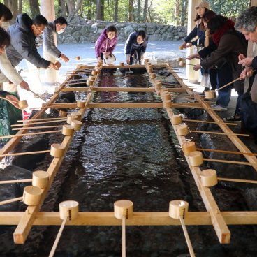Ise-jingu (Ise), visiteurs autour du bassin pour les ablutions Chozuya
