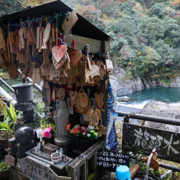 Tsuetate Onsen (Kumamoto), autel avec statue de Jizo du pont couvert Momiji-bashi