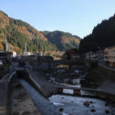 Tsuetate Onsen (Kumamoto), vue sur la station thermale à l'automne