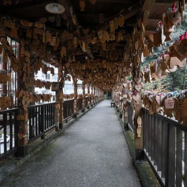 Tsuetate Onsen (Kumamoto), pont couvert Momiji-bashi avec plaquettes votives accrochées en forme de carpe